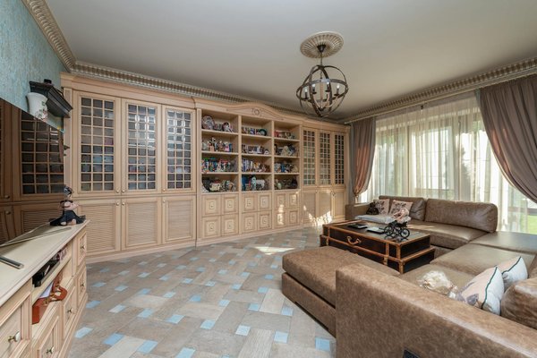 What are the key strategies for effective business networking?